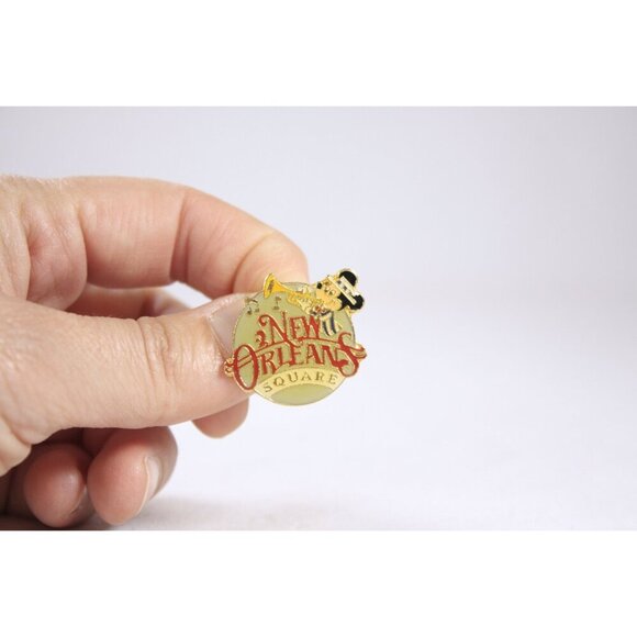 Vintage Taiwan Disney Park pins set of 4, Disney World enamel pins, Mickey - Picture 5 of 10